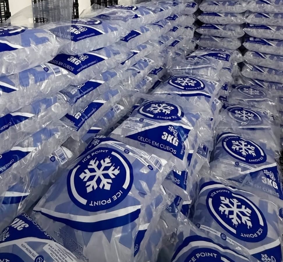 Câmara fria da IcePoint em Ilhéus, cheia de pacotes de gelo em cubo de 3kg