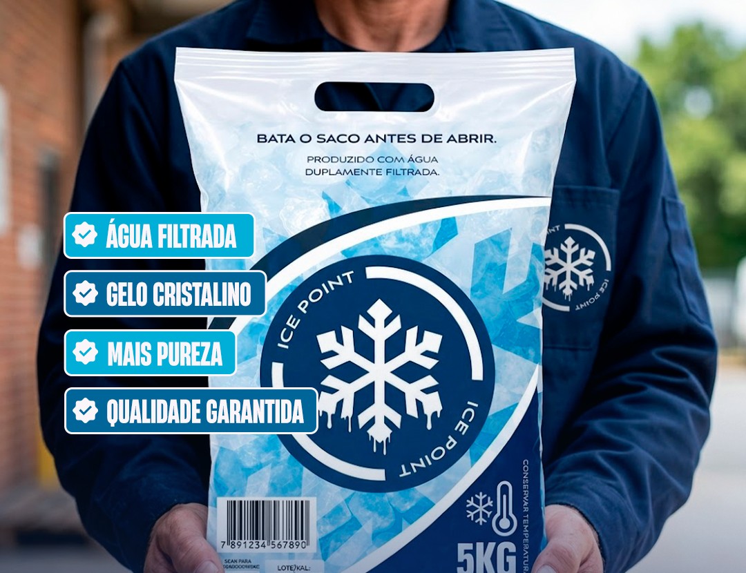 Entregador da IcePoint segurando um pacote de gelo com selos de água filtrada, gelo cristalino, mais pureza e qualidade garantida