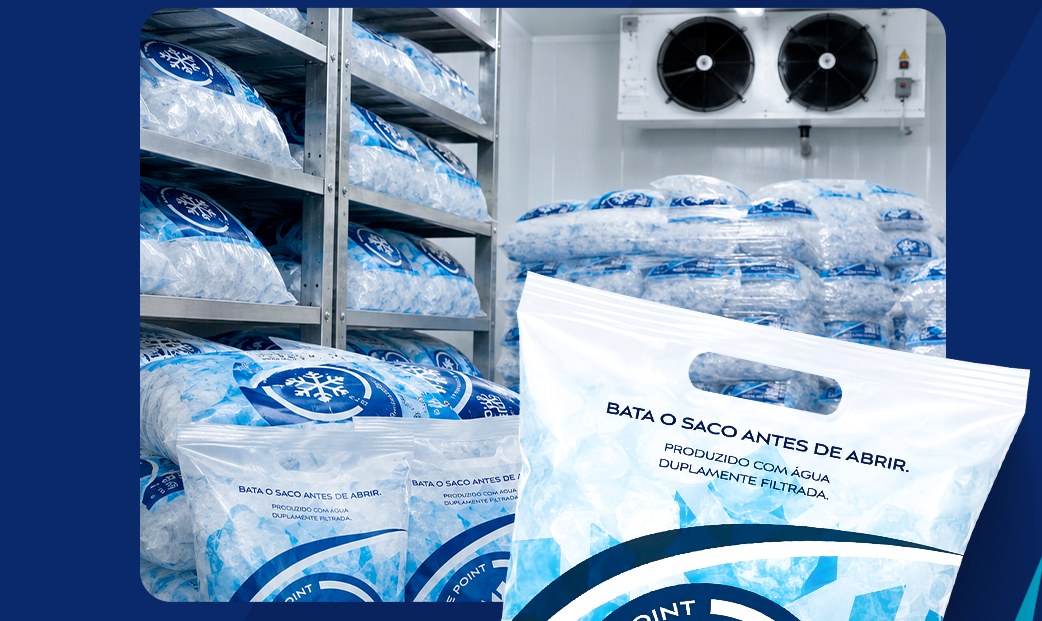 Estoque refrigerado da IcePoint com gelo empacotado pronto para distribuição