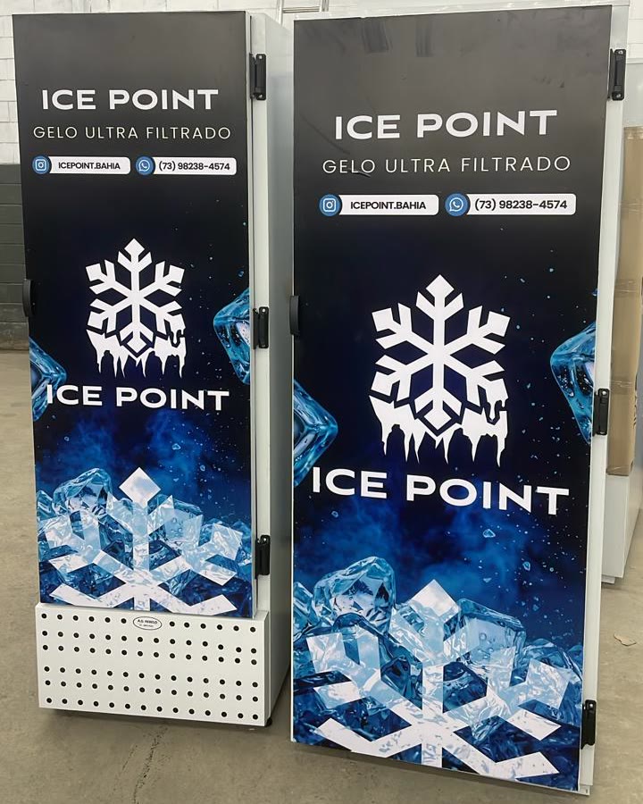 Freezers verticais adesivados da IcePoint, cedidos em comodato para pontos de venda